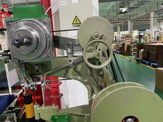 毛皮の服のための空洞管状リベティングマシン 金属プラスチックリベティング